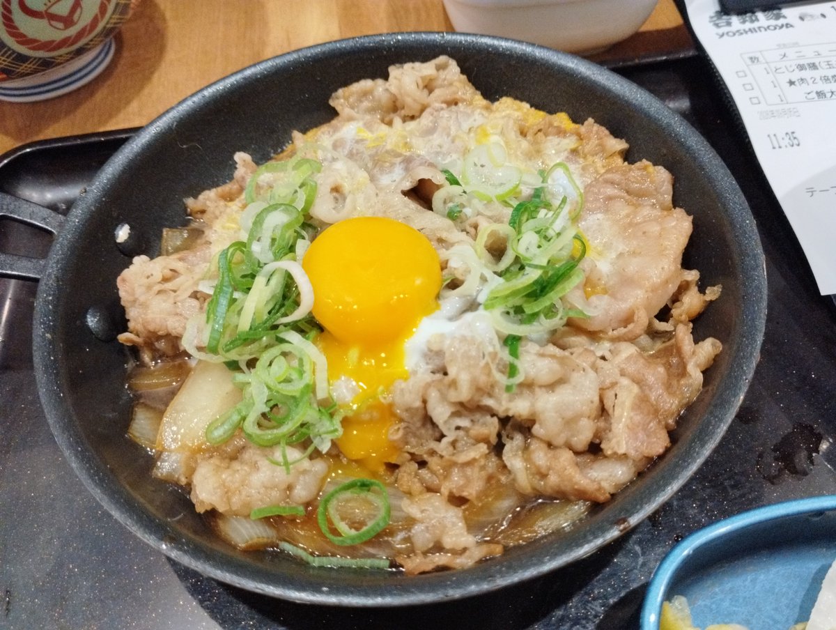 nazofood's tweet photo. 月見牛とじ御膳
吉野家の秋の風物詩の月見企画の品
牛肉と玉ねぎを甘辛たれで煮込み玉子でとじた牛とじに、玉子を添えたタブル玉子な品
御膳だとご飯お代り無料でお得です
#吉野家 #月見 #あむあむぽあち https://t.co/GUVc7WfJvA