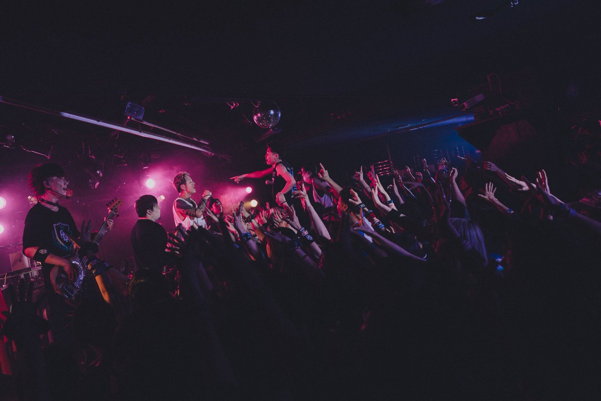 ash_ashdahero's tweet photo. Thank you SOLD OUT🔥

5Days 5番勝負初日！

念願の対バン、NOISEMAKERありがとう！！

フロアも超仕上がってて初日から最強の夜だった！！

集まってくれたひとりひとりに感謝！

photo @kakeru_selendip 

#ASHDAHERO
#NOISEMAKER
#ADH5周年 https://t.co/59IapNo8l6
