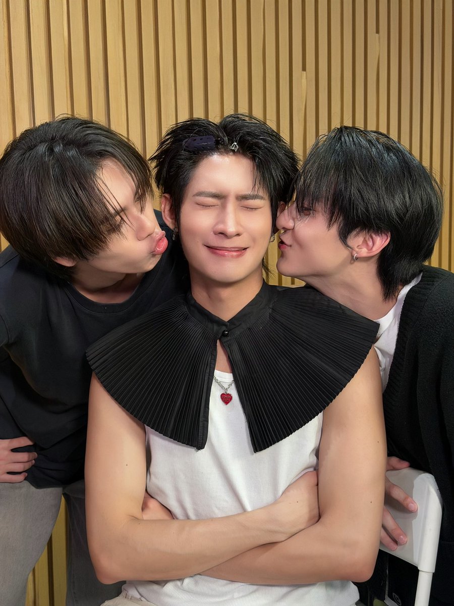 kerdomundi's tweet photo. ยูกมอมนั่งรอแต่งหน้าตาใส ต่อด้วยกายภาพเพิ่มความแข็งแกร่งก่อนไปเจอทุกคน ติดอย่างเดียว อู๋อี๋ร้องเพลงให้หลานผิดคีย์ แถมชาญวัยเด็กกับพี่ชายคนสนิทก็มากินเค้กเป็นเพื่อนด้วย ใครจะมีความสุขเท่ายูกมอมมะมีแยะ🐢🎂🫰🏻

#TutorKrp #MyPlaneTT https://t.co/iXqrF9Hp3s
