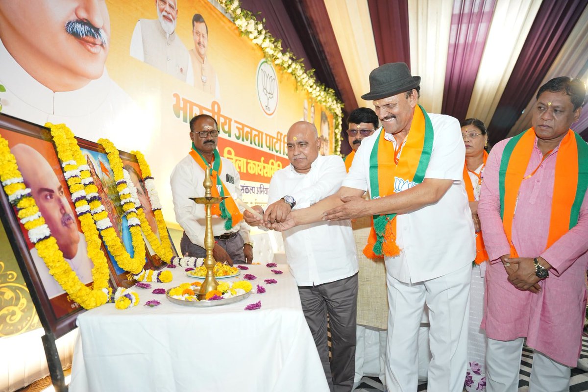 BJP4MP's tweet photo. भाजपा प्रदेश अध्यक्ष श्री @Hkhandelwal1964 जी ने आज बैतूल स्थित भाजपा जिला कार्यालय में 17 सितंबर से प्रारंभ होने जा रहे ‘सेवा संकल्प अभियान’ के निमित्त आयोजित जिले की कार्यशाला को संबोधित किया। 

इस दौरान भाजपा जिला प्रभारी श्री @Sudarshanguptaa जी, जिला अध्यक्ष श्री सुधाकर पवार जी, विधायक श्री @bjp4mahendrasc जी, डॉ. @dryogesh_mla जी व श्रीमती गंगा उइके जी, जिला पंचायत अध्यक्ष श्री राजा पवार जी, पूर्व सांसद श्रीमती ज्योति धुर्वे जी समेत भाजपा पदाधिकारी एवं जनप्रतिनिधि उपस्थित रहे।

#सेवा_संकल्प_अभियान
#SevaSankalpAbhiyan