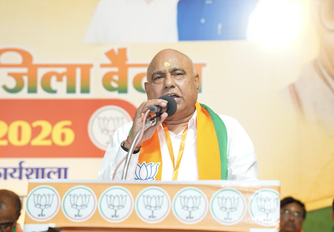 BJP4MP's tweet photo. भाजपा प्रदेश अध्यक्ष श्री @Hkhandelwal1964 जी ने आज बैतूल स्थित भाजपा जिला कार्यालय में 17 सितंबर से प्रारंभ होने जा रहे ‘सेवा संकल्प अभियान’ के निमित्त आयोजित जिले की कार्यशाला को संबोधित किया। 

इस दौरान भाजपा जिला प्रभारी श्री @Sudarshanguptaa जी, जिला अध्यक्ष श्री सुधाकर पवार जी, विधायक श्री @bjp4mahendrasc जी, डॉ. @dryogesh_mla जी व श्रीमती गंगा उइके जी, जिला पंचायत अध्यक्ष श्री राजा पवार जी, पूर्व सांसद श्रीमती ज्योति धुर्वे जी समेत भाजपा पदाधिकारी एवं जनप्रतिनिधि उपस्थित रहे।

#सेवा_संकल्प_अभियान
#SevaSankalpAbhiyan