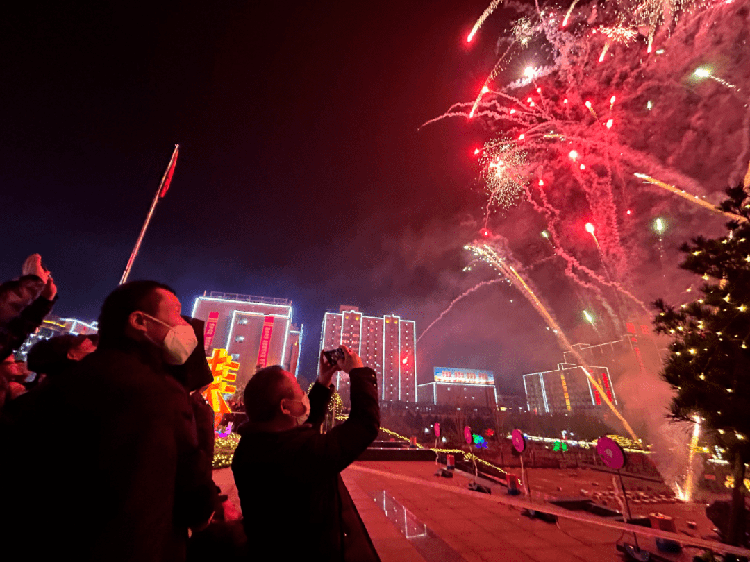 wishy333333's tweet photo. [Midnight bell rings, confetti flies—welcome to the brightest new year ever! ]， https://t.co/f5Wi29DGPu