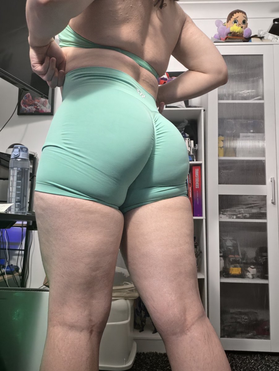 MaraJackal's tweet photo. Green or Red~ :3

#Furry #Femdom #Gymwear https://t.co/OYDYyvFIGt