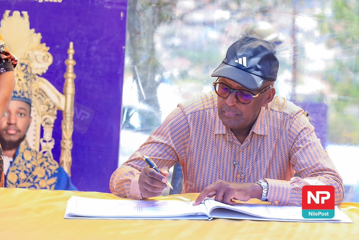 nilepostnews's tweet photo. The Minister of Gender, Labour and Social Development, Lt Gen (Rtd) Henry Tumukunde, signs the condolence book at Karuzika Royal Palace in Fort Portal City in honour of the late Omukama Oyo Nyimba Kabamba Iguru Rukidi IV.

📸: @francis_isano 

#NilePostNews #TooroMourns https://t.co/vzZvKMnI0E
