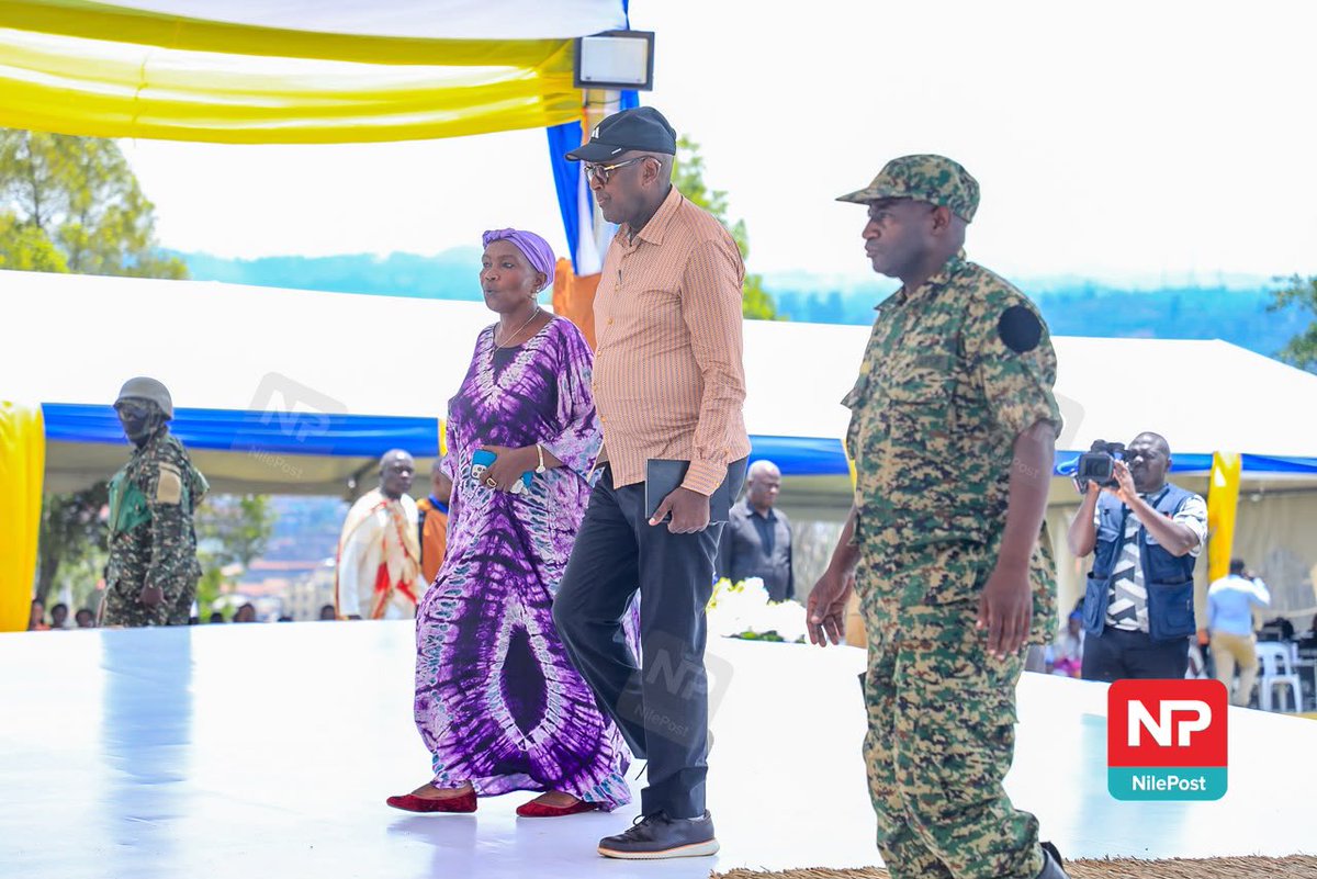 nilepostnews's tweet photo. The Minister of Gender, Labour and Social Development, Lt Gen (Rtd) Henry Tumukunde, signs the condolence book at Karuzika Royal Palace in Fort Portal City in honour of the late Omukama Oyo Nyimba Kabamba Iguru Rukidi IV.

📸: @francis_isano 

#NilePostNews #TooroMourns https://t.co/vzZvKMnI0E