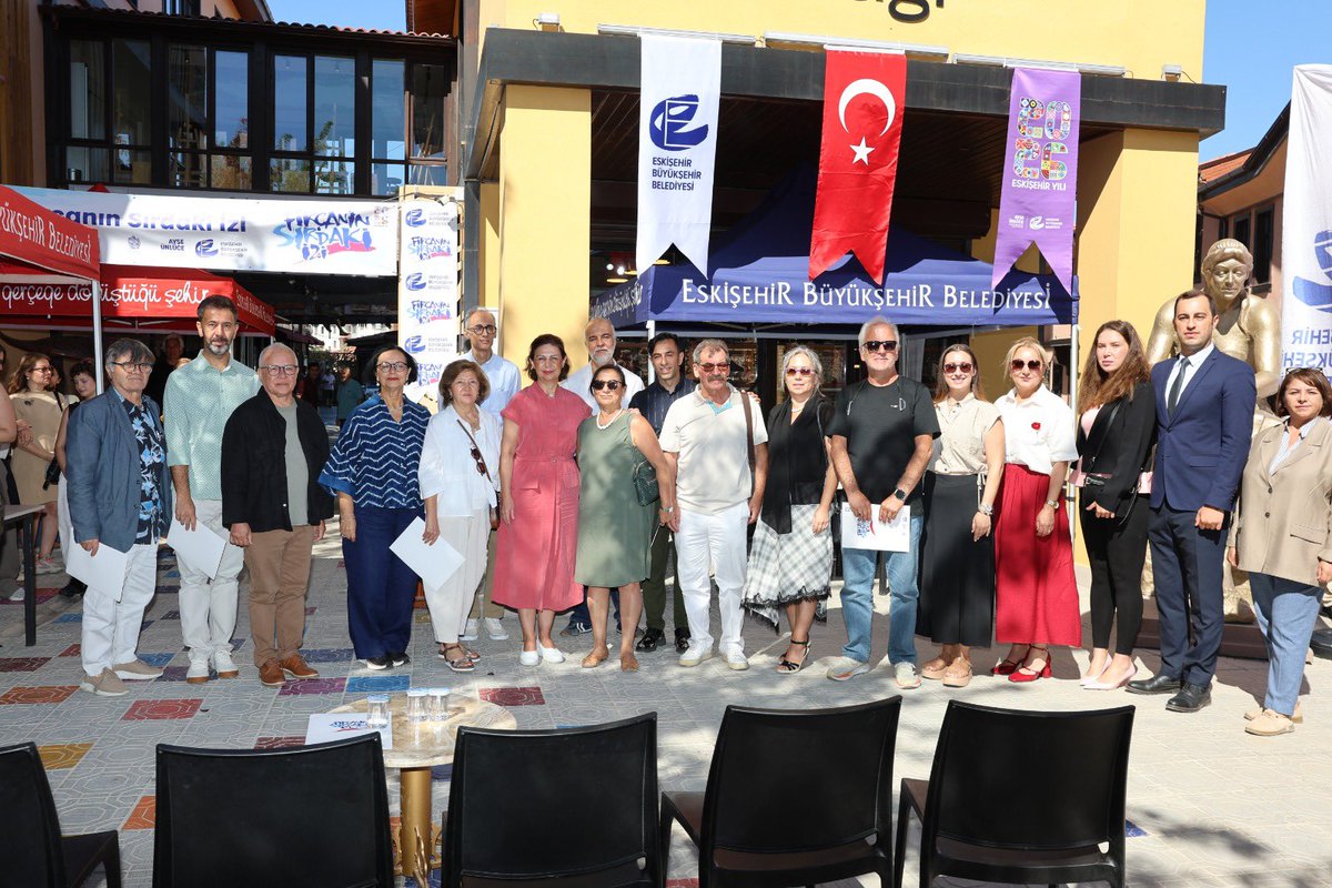 ayseunluce's tweet photo. Haftaya sanatın güzel enerjisiyle başladık. 🎨

Dördüncüsünü gerçekleştirdiğimiz Fırçanın Sırdaki İzi Seramik Sempozyumunda, Seramik Sanatı Eğitimi ve Değişimi Derneği (SSEDD) iş birliğiyle kıymetli seramik sanatçılarımızı Sanat Sokağımızda ağırlıyoruz.

Bu değerli yolculukta emeği büyük olan Prof. Zehra Çobanlı’ya, sempozyuma katılan tüm sanatçılarımıza ve çalışma arkadaşlarıma teşekkür ediyorum.

Üç gün boyunca üretilecek eserlerin Eskişehir’in seramik kültürüne ve Uluslararası Çağdaş Seramik Sanatları Müzemize yeni değerler katmasını diliyorum.