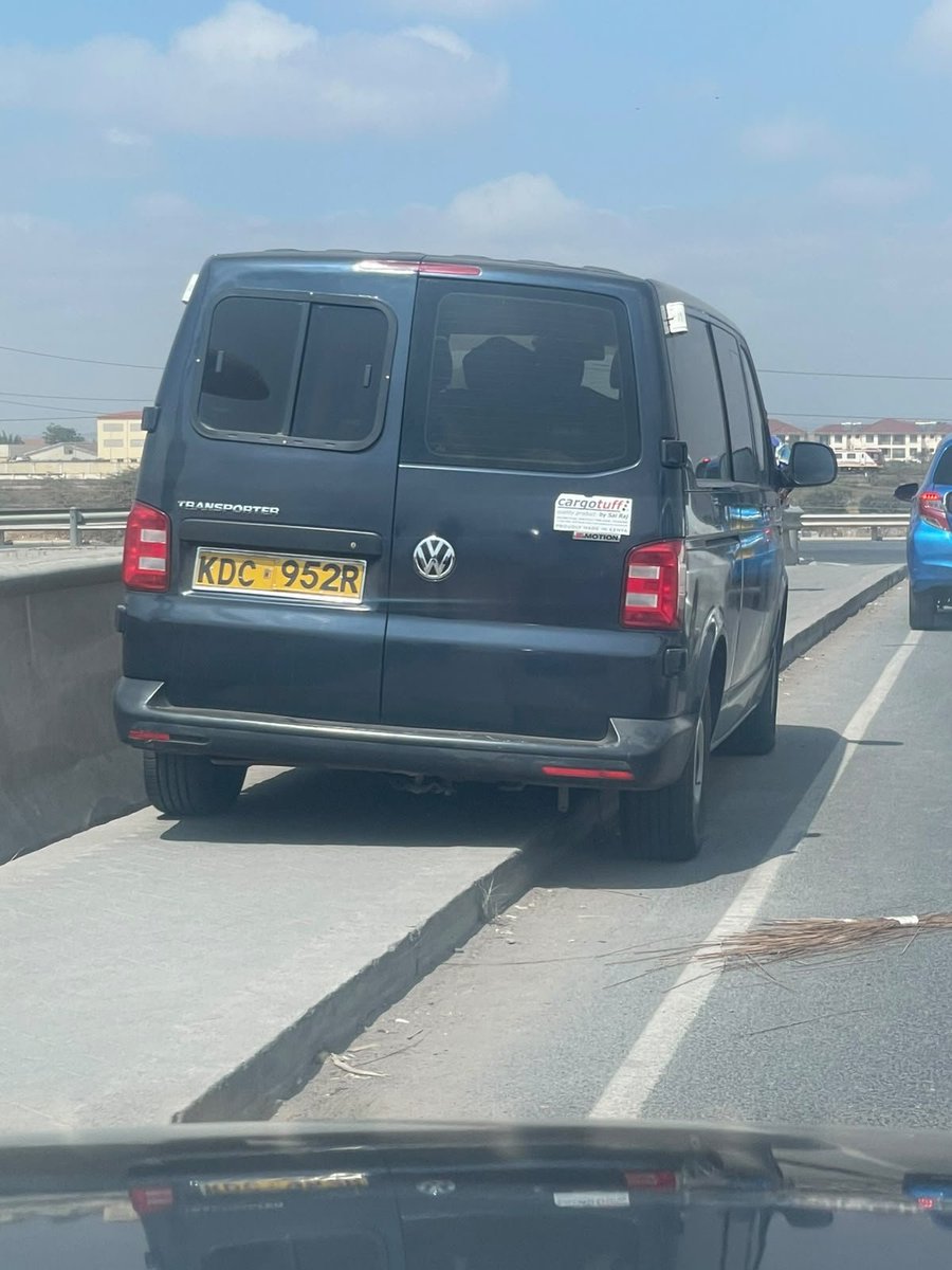 Lovingson_'s tweet photo. NTSA wako Gateway Mall overpass kumulika expressway, chesaaa https://t.co/WkqbvtFaS1