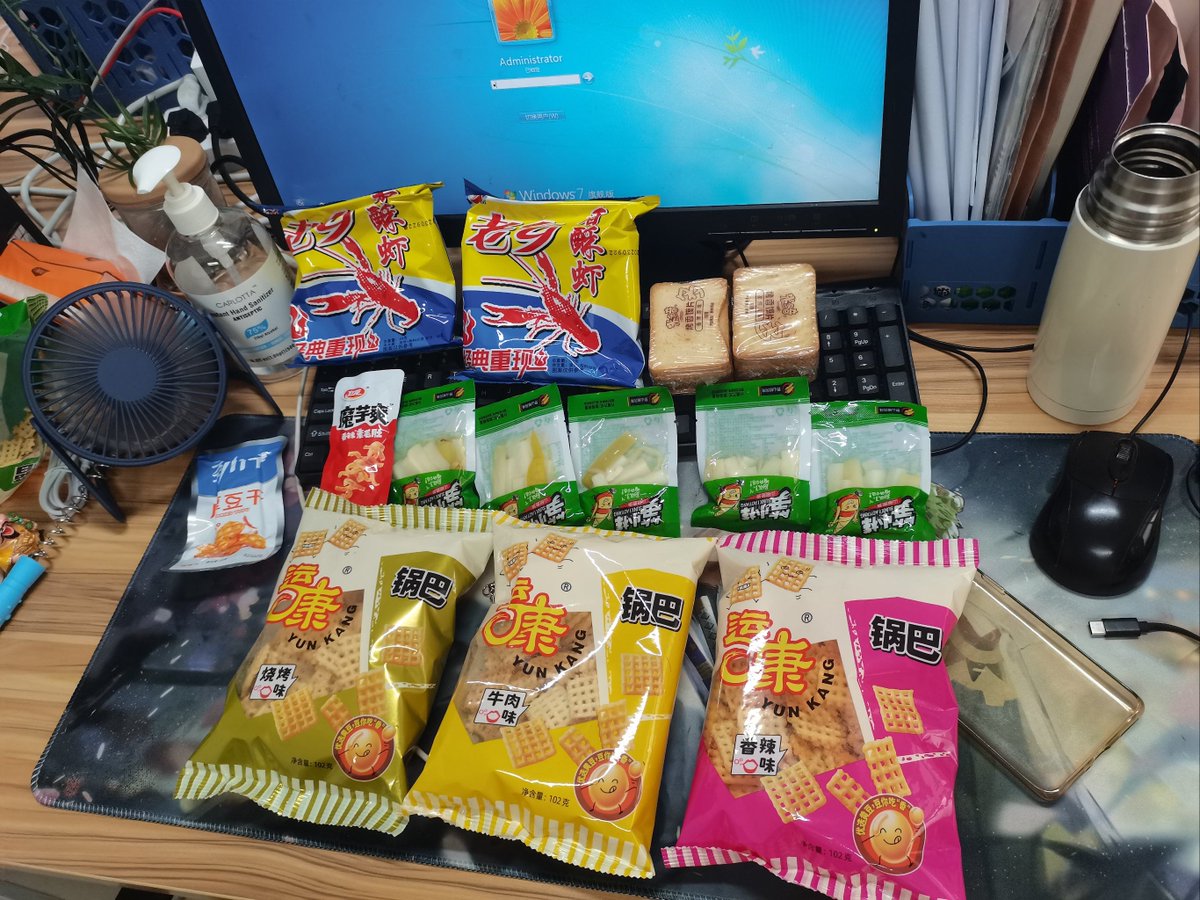 ASpirin1069s's tweet photo. Just shared a bag of crispy seaweed snack with my desk mate—crunchy, savory, and way better than office chips! Perfect small pick-me-up for a midday slump https://t.co/dIQInHPtJt