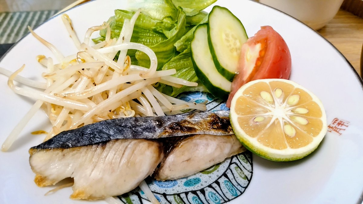 chairmanoftirol's tweet photo. お昼はイングリッシュマフィンで代用したハンバーガー、夜は鰆の塩焼き!
#yscafe #エオルゼア調理部 https://t.co/0kZECHxcvp