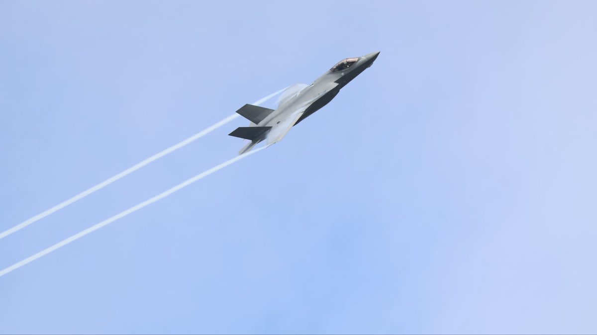 chisa2126's tweet photo. 久しぶりに航空祭の事前機動飛行訓練の轟音を浴びてきた。
スロー飛行やハイレートクライムなどいろんな飛び方を観ることができてとても楽しかった。
空を見上げるって良いね気持ちが明るくなるわ😊。
#令和８年度小松基地航空祭 https://t.co/x2u3MODvne