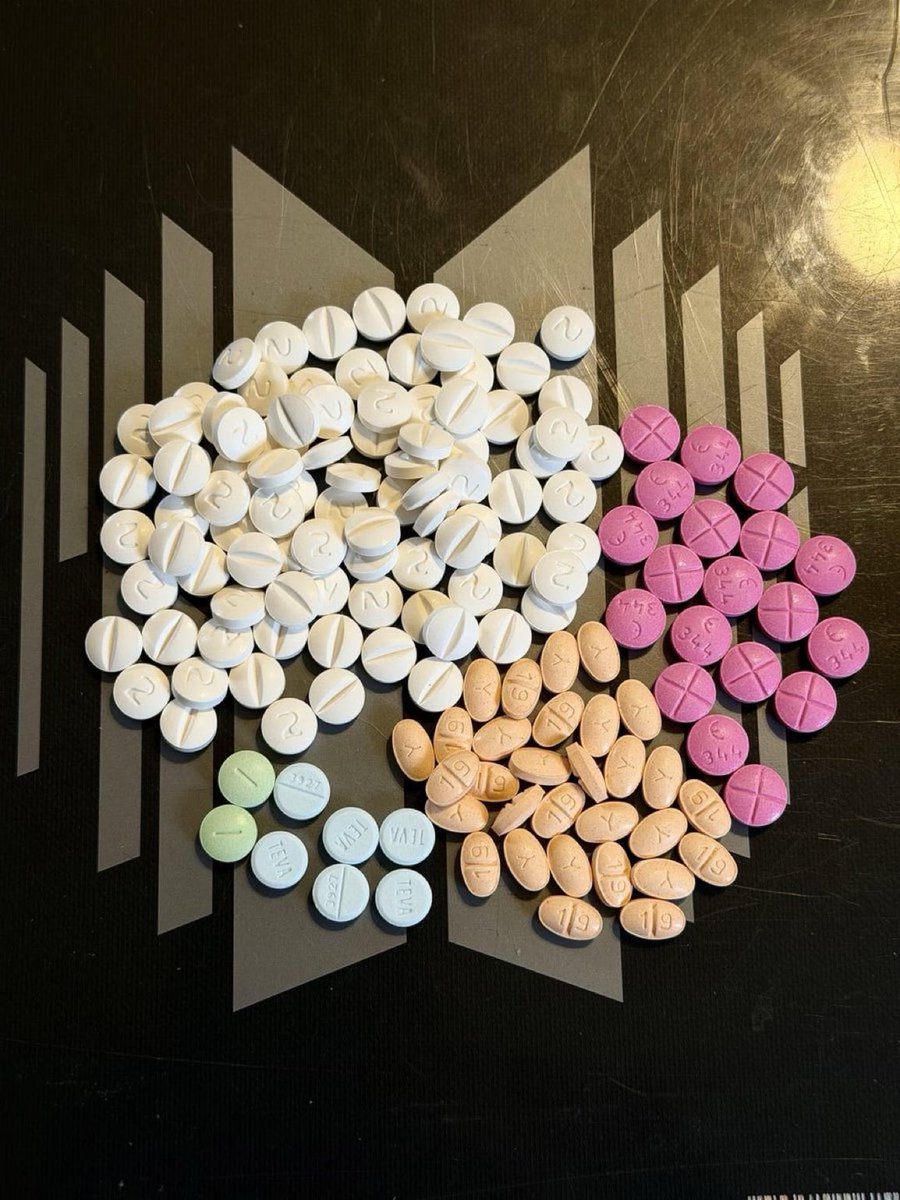 ChloeChlojo96's tweet photo. New benzo scripts filled today along with what I had left over and some uppers

Clockwise R-L: #90 2mg clonazepam (**Klonopin**); #2 1mg clonazepam (**Klonopin**); #6 10mg diazepam (**Valium**); #30 0.5mg alprazolam (**Xanax**); #19 20mg amphetamine #drugtwt https://t.co/EjhVkpz8CS