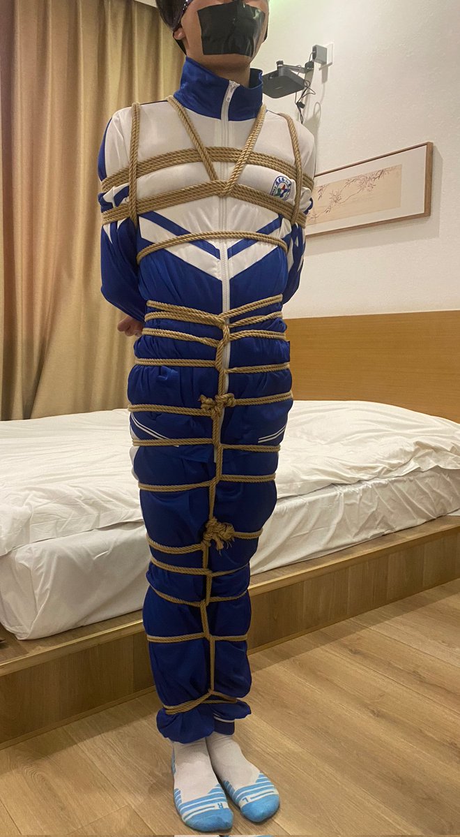 WX1111111111's tweet photo. 西山校服太好看了！喜欢😍
小哥哥也好可爱，呜呜声也好听
他来以前说：捆成什么样都能挣脱开，放马过来吧～
我：好呀，肯定发挥全力
袜子堵嘴，胶带封嘴蒙眼，全身捆起来。
他：突然对我竖起了中指🖕🏻
我：你完了，有你好受的
他：呜呜呜。怎么手也包起来了！？呜呜！看不见，说不了话，完全动不了了 https://t.co/DTU23jzRJJ