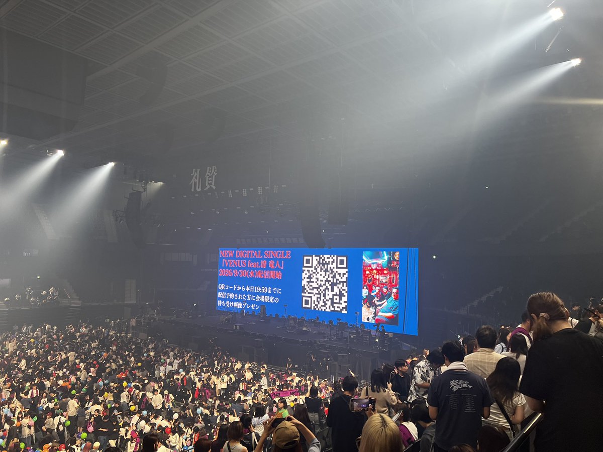 TANKOb_at's tweet photo. 2日目はスタンドから。ペンラがきらきらして泣いちゃった。ピンバッジもコンプできた。礼賛と同じ時代同じ時間に過ごせて幸せ。仕事がんばれる。 https://t.co/a58En0vxoe