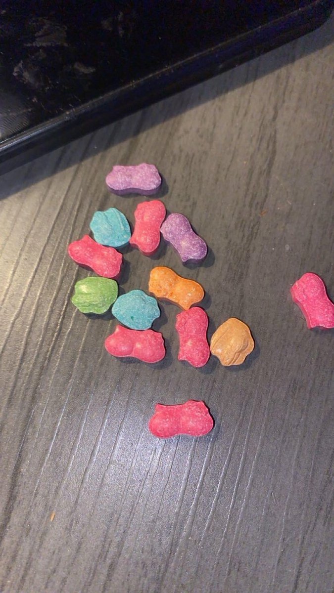 ChloeChlojo96's tweet photo. 2cb or mdma

I’ve recently bought a few pills labelled as mdma but my friends have also had the same pills labelled as 2cb,what am I taking ? These are Pepe the frog and hello titty’s #drugtwt #meth https://t.co/8YVbGAAiKZ