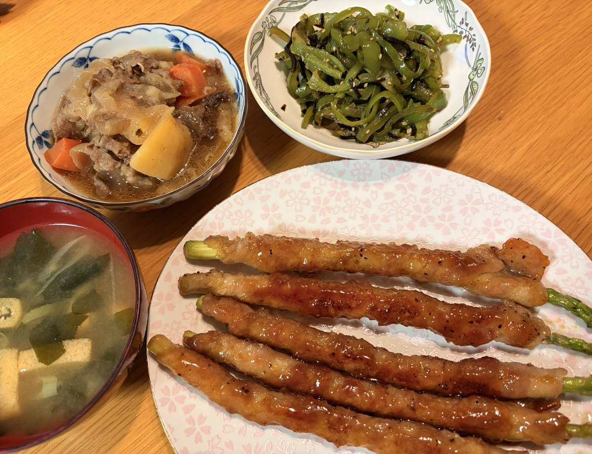 atsurenyu's tweet photo. 仕事から帰ってきて
意外とちゃんとご飯作れた気がします笑
 #肉じゃが(昨日の残り)
 #アスパラガスの肉巻き 
 #無限ピーマン 
 #おうちごはん https://t.co/W8RmwYITWh