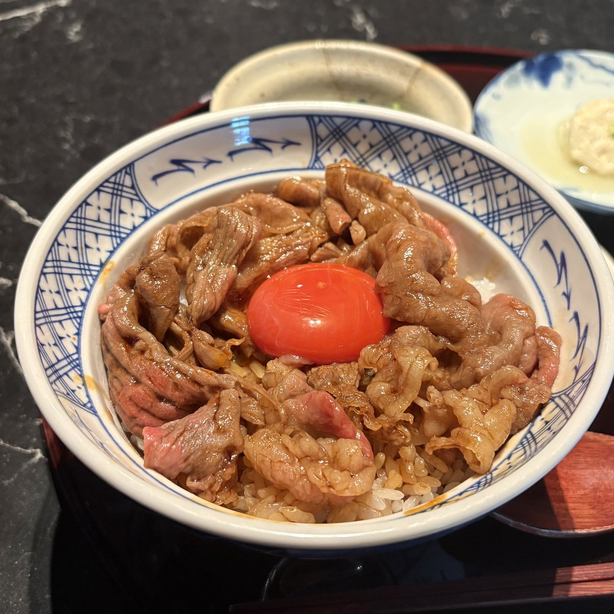 355229_s2's tweet photo. 📍㐂㐂屋(高輪ゲートウェイ)
🈁の牛丼御膳、最近食べたご飯の中でいちばん美味しかった😭お肉とろとろだし😭 全席カウンターだから一人でも来れるし、ふらっと食べて帰れる♩ https://t.co/ESDDQ2DfmJ