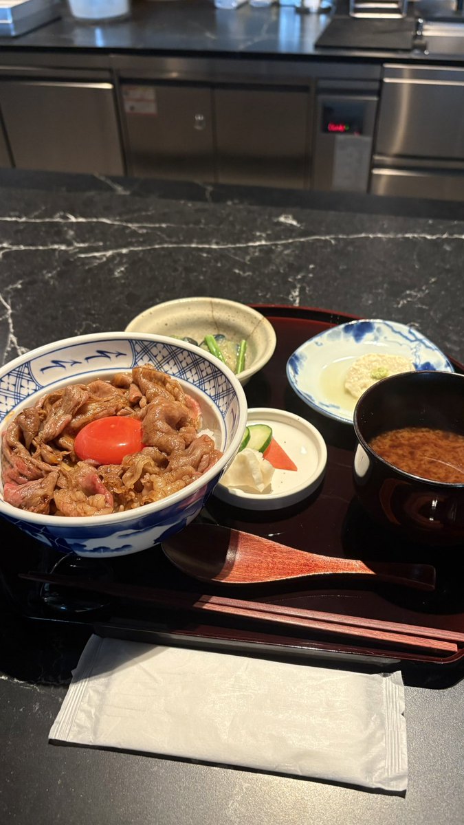355229_s2's tweet photo. 📍㐂㐂屋(高輪ゲートウェイ)
🈁の牛丼御膳、最近食べたご飯の中でいちばん美味しかった😭お肉とろとろだし😭 全席カウンターだから一人でも来れるし、ふらっと食べて帰れる♩ https://t.co/ESDDQ2DfmJ