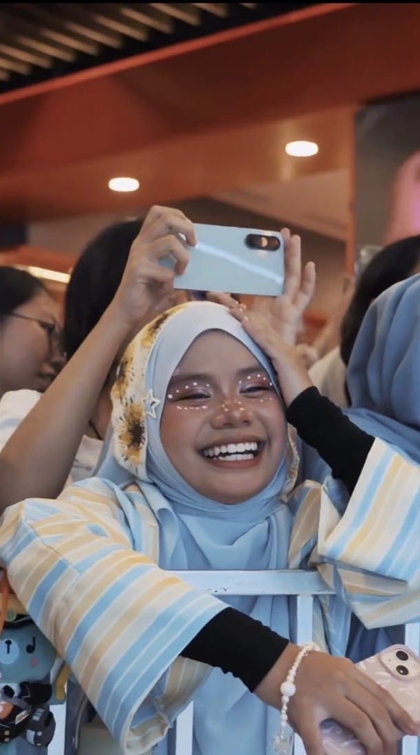 ppwpondleo's tweet photo. memang muka aku ada kat semua video mizumi la natalie la HAHAHA SORRY GUYS KALAU ASYIK MUKA SAYA 😭🙏🏻 anyways im so happyyy yesterdayy sumpahh first time jumpa phuwinn and enjoyy gilaa semalam hihi 🥹🩵🩵 #MizuMixPhuwin https://t.co/5EOwjwMS3x