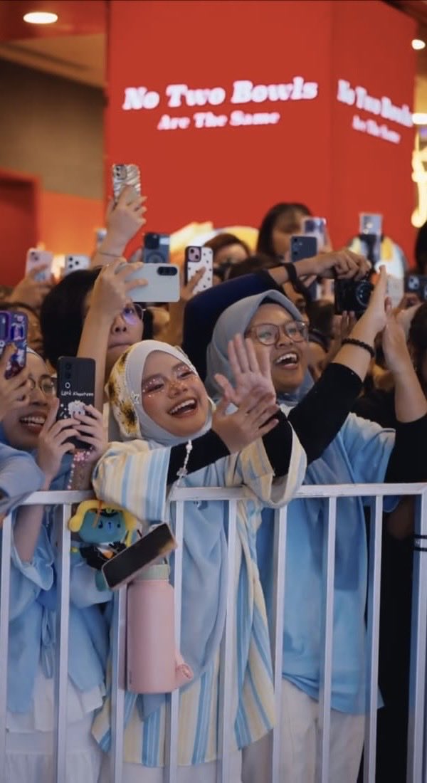 ppwpondleo's tweet photo. memang muka aku ada kat semua video mizumi la natalie la HAHAHA SORRY GUYS KALAU ASYIK MUKA SAYA 😭🙏🏻 anyways im so happyyy yesterdayy sumpahh first time jumpa phuwinn and enjoyy gilaa semalam hihi 🥹🩵🩵 #MizuMixPhuwin https://t.co/5EOwjwMS3x