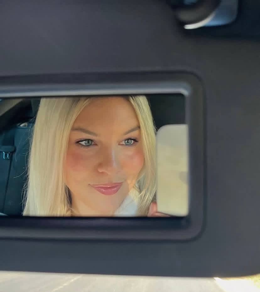 Winnie_0i's tweet photo. Sunlight shines on my face, and my smile is reflected in the mirror; every day is worth looking forward to. ✨🚗 https://t.co/wIgq3cHlOt
