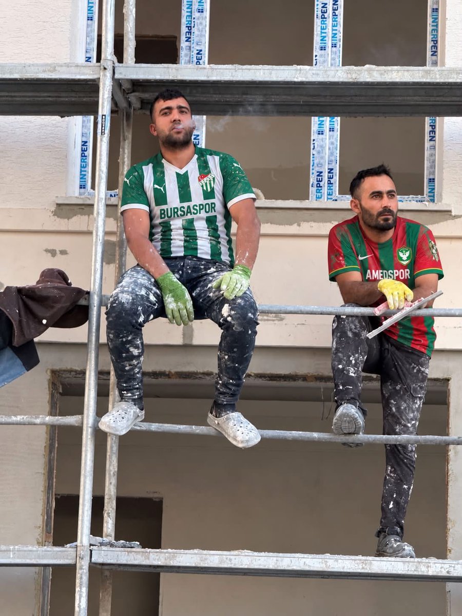 Bagimsiztaraf's tweet photo. Biri Amedspor, diğeri Bursaspor formasıyla aynı inşaatta çalışan iki usta. Tribünlerdeki rekabet bir yana, şantiyede yan yana çalışan bu iki ustanın görüntüsünün yorumu sizde. https://t.co/JKTopTn9Tt