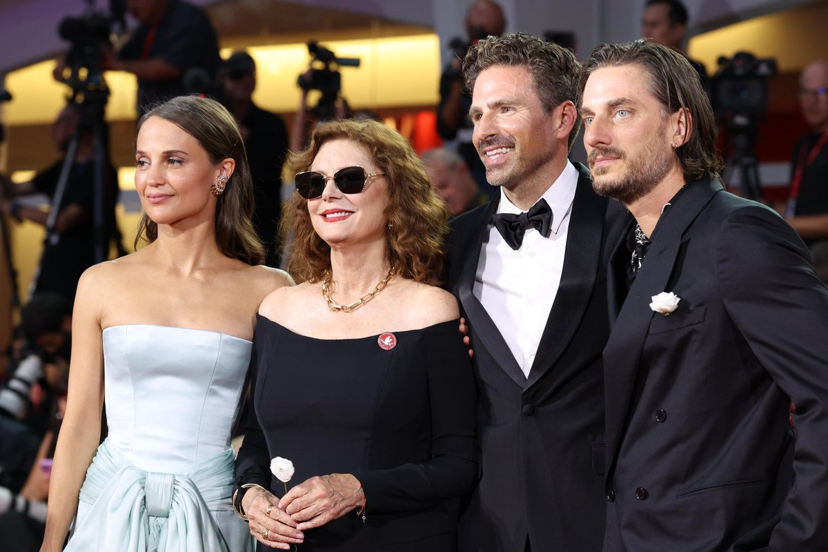 RaiCinema's tweet photo. Totalmente innamorati del cast di #TheEchoChamber 😍✨ @la_Biennale @01Distribution https://t.co/OUd65WRHqC