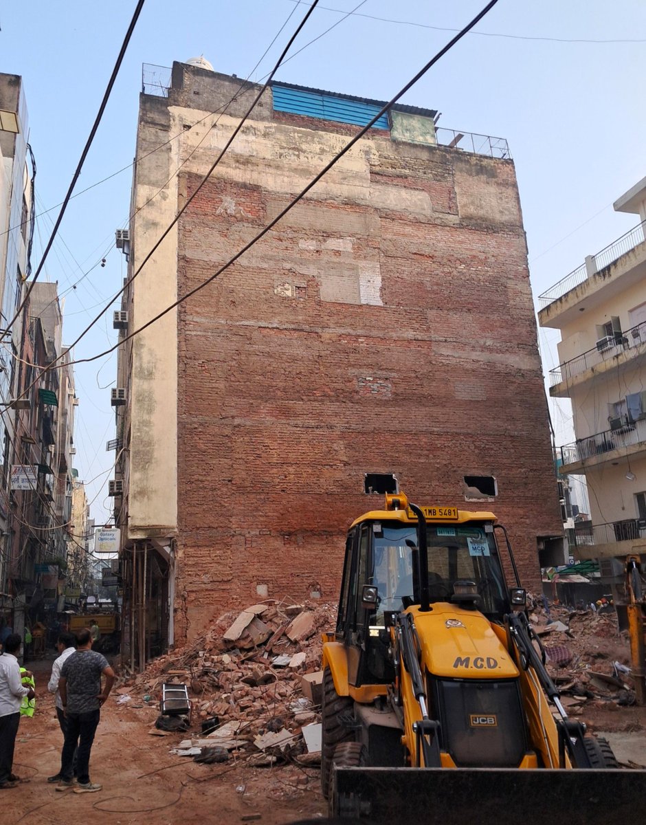 RanjanSinghh_'s tweet photo. आप लोग सिर्फ Shantiniketan की PG Building देख रहे हो जो ढह गया, बच्चे दब कर मर गए।

मैं उसके बगल वाली इस Building को देख रहा हूँ लगभग Shanti Niketan PG जैसा चार-पांच floor का है। इसमें एक भी pillar नहीं है। यह कब गिर जाएगा, इसकी कोई guarantee नहीं है। सबसे पहले यह टिका हुआ कैसे है, भगवान जाने ,,

आपको इस building में कहीं pillar दिख रहा है?

Delhi Shantiniketan PG में कल जो हुआ, हमारे India युवा बिना गलती के system के corruption का शिकार हुए। चार-पांच मंजिला building ढह गई।

इसका जिम्मेदार आखिर कौन है? आपको लगता है ऐसी building सिर्फ Shantiniketan थी? ऐसी building India में करोड़ों हैं ,,

Indian Hovernment द्वारा एक Rule लाया जाए, जिसमें Building बनाने से पहले Pillar, iron rod की संख्या, जैसे नक्शा बनाना compulsory है, उसी तरीके से compulsory किया जाए। अगर नहीं है तो उस building को ढहा दिया जाए- Bulldozer चला दिया जाए !