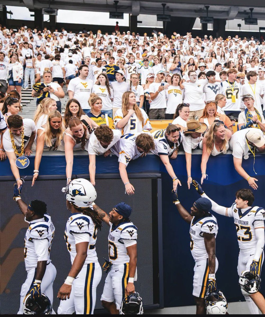GENISEBOSWELL's tweet photo. West Virginia fans are the greatest https://t.co/YCx4cxKWmP