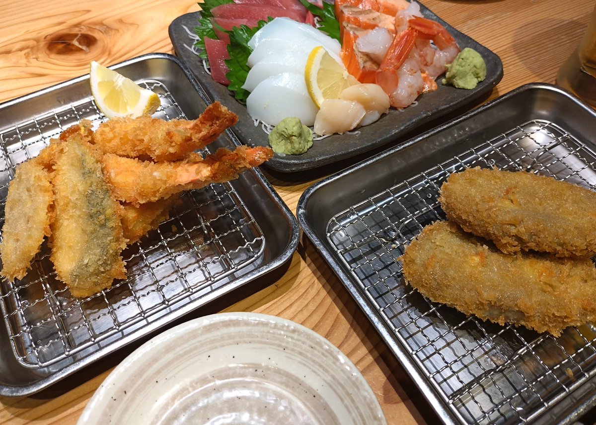 hitoseyu's tweet photo. 静岡の旅、今回も何食べても美味しかったな　ハッピー！　黒はんぺん揚げが好みだった　茶氷も食べたよー　お茶がうまい　刺し身もうまい　あと、花鳥園のカレーがこういうパークの食事とは思えないレベルの高さだった　美味しい！ https://t.co/o5mYYlwRUE