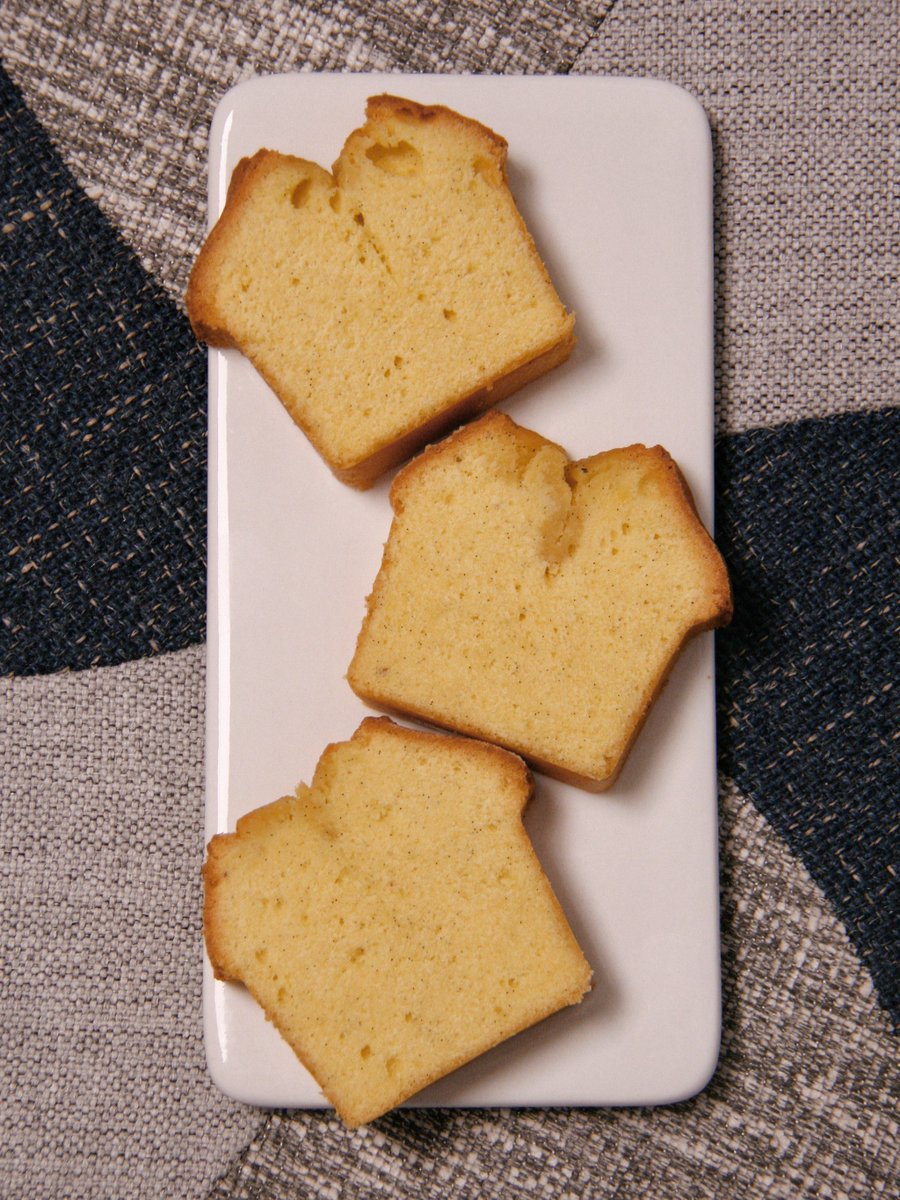 RogerPhillobha's tweet photo. Just pulled the fluffiest vanilla pound cake out of the oven—house smells like heaven and my taste buds are already doing a happy dance! ， https://t.co/wegc7dYTXp