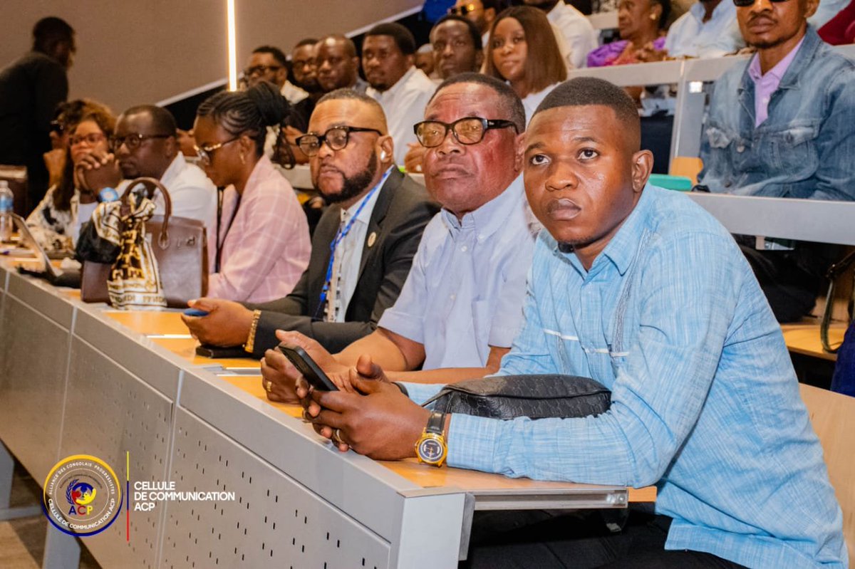 ACP_RDC's tweet photo. Made in Congo : Gentiny Ngobila transforme chaque achat en « bulletin de vote économique » et appelle la jeunesse à bâtir la souveraineté du pays https://t.co/URLYNkaZ4N

Et si la souveraineté du Congo commençait tout simplement dans nos habitudes de consommation ? À Silikin Village, samedi 5 septembre 2026, le sénateur @GentinyNgobilaM a choisi de parler à la jeunesse entrepreneuriale avec les mots d’un homme qui affirme avoir lui-même commencé à entreprendre dès l’âge de 18 ans.

Invité à la 3ᵉ édition du Forum de la Jeunesse, organisée par Congo Avenir, département de JE SUIS NGOBILA PAR CONVICTION, structure d’appui de l’ACP, le Président National de l’ACP et de JNC a développé un plaidoyer centré sur l’entrepreneuriat, la production locale et la souveraineté économique.

« Ce sont les projets qui appellent l’argent »

Face à ces jeunes entrepreneurs, @GentinyN s’est attaqué à l’un des premiers freins à l’initiative : croire qu’il faut nécessairement disposer d’un important capital avant d’oser.

« Certaines personnes disent que l’argent appelle l’argent. Moi, je dis : ce sont les projets qui appellent l’argent. »

Sa méthode ? Commencer petit, mais ne jamais penser petit. Avoir une idée, étudier son marché, identifier un besoin réel, travailler avec discipline, contrôler sa gestion, réinvestir, continuer à se former et surtout préserver son intégrité.

Pour lui, l’entrepreneur ne devrait donc pas commencer par se demander combien il peut gagner, mais plutôt : quel problème congolais mon entreprise peut-elle résoudre ?

Acheter congolais, c’est « voter » pour le Congo

C’est probablement l’image la plus marquante de son intervention. G Ngobila assimile chaque acte de consommation à un choix économique :

« Chaque achat fait quelque part pour consommer congolais est un bulletin de vote économique. Et la question est simple : pour qui votez-vous ? »

Acheter localement, selon lui, revient à créer un emploi, soutenir le rêve d’un entrepreneur, renforcer une entreprise et participer à la construction de la nation.

D’où son appel à dépasser le simple slogan du Made in Congo pour en faire un comportement quotidien : « Consommer congolais […] c’est un acte de souveraineté. »

Le Congo riche de ses hommes avant son sous-sol

Alors que le débat sur la richesse congolaise ramène presque systématiquement aux minerais, Ngobila déplace le centre de gravité.

« La plus grande richesse du monde, c’est l’homme. […] La deuxième plus grande richesse du monde, c’est l’organisation. »

Une pensée qui rejoint sa vision du « Progrès partagé » défendue par l’ACP : les ressources et la croissance n’ont véritablement de sens que lorsqu’elles se transforment en emplois, en dignité et en amélioration concrète des conditions de vie.

Son message aux jeunes devient alors presque une sommation générationnelle : ne plus attendre que tout vienne de l’extérieur. Agriculture, agro-industrie, numérique, énergie, construction, transport, services ou transformation des matières premières : le Congo doit davantage produire ce qu’il consomme et transformer ce qu’il possède.

« Aucun peuple ne s’est enrichi en consommant ce qu’il ne produit pas. »

De jeunes demandeurs d’emplois à une génération de créateurs

Au fond, Ngobila n’est pas venu promettre aux jeunes que l’entrepreneuriat serait facile. Il leur a parlé de risque, d’échec, de discipline, de formation, de persévérance et d’intégrité.

Mais il leur a surtout proposé un changement de posture : passer d’une jeunesse qui attend l’emploi à une génération capable de créer son propre emploi, puis celui des autres.

Voilà peut-être la substance politique la plus forte de son intervention à Silikin Village : la bataille du développement ne se gagnera pas seulement dans les institutions. Elle se jouera également dans les ateliers, les champs, les bureaux, les start-up et les entreprises créées par des Congolais.

Car, pour Gentiny Ngobila, « le développement de notre pays ne se décrète pas. Il se construit. »