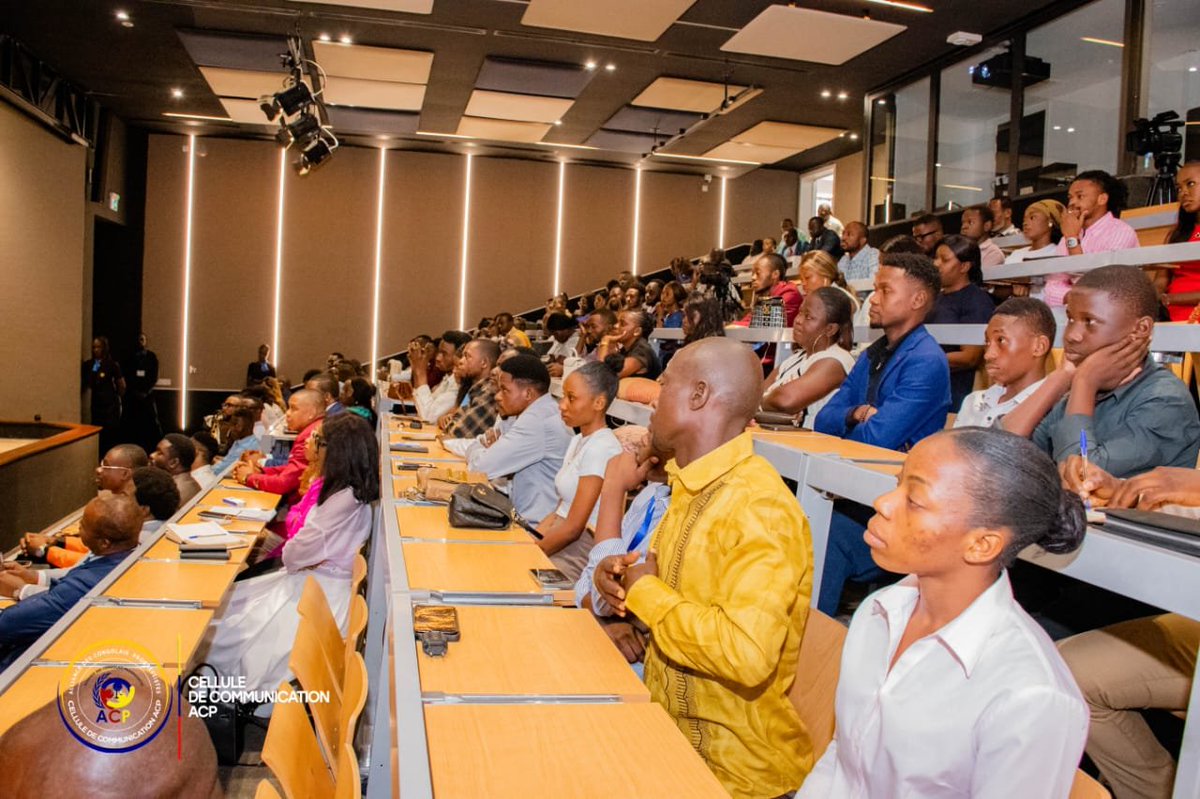 ACP_RDC's tweet photo. Made in Congo : Gentiny Ngobila transforme chaque achat en « bulletin de vote économique » et appelle la jeunesse à bâtir la souveraineté du pays https://t.co/URLYNkaZ4N

Et si la souveraineté du Congo commençait tout simplement dans nos habitudes de consommation ? À Silikin Village, samedi 5 septembre 2026, le sénateur @GentinyNgobilaM a choisi de parler à la jeunesse entrepreneuriale avec les mots d’un homme qui affirme avoir lui-même commencé à entreprendre dès l’âge de 18 ans.

Invité à la 3ᵉ édition du Forum de la Jeunesse, organisée par Congo Avenir, département de JE SUIS NGOBILA PAR CONVICTION, structure d’appui de l’ACP, le Président National de l’ACP et de JNC a développé un plaidoyer centré sur l’entrepreneuriat, la production locale et la souveraineté économique.

« Ce sont les projets qui appellent l’argent »

Face à ces jeunes entrepreneurs, @GentinyN s’est attaqué à l’un des premiers freins à l’initiative : croire qu’il faut nécessairement disposer d’un important capital avant d’oser.

« Certaines personnes disent que l’argent appelle l’argent. Moi, je dis : ce sont les projets qui appellent l’argent. »

Sa méthode ? Commencer petit, mais ne jamais penser petit. Avoir une idée, étudier son marché, identifier un besoin réel, travailler avec discipline, contrôler sa gestion, réinvestir, continuer à se former et surtout préserver son intégrité.

Pour lui, l’entrepreneur ne devrait donc pas commencer par se demander combien il peut gagner, mais plutôt : quel problème congolais mon entreprise peut-elle résoudre ?

Acheter congolais, c’est « voter » pour le Congo

C’est probablement l’image la plus marquante de son intervention. G Ngobila assimile chaque acte de consommation à un choix économique :

« Chaque achat fait quelque part pour consommer congolais est un bulletin de vote économique. Et la question est simple : pour qui votez-vous ? »

Acheter localement, selon lui, revient à créer un emploi, soutenir le rêve d’un entrepreneur, renforcer une entreprise et participer à la construction de la nation.

D’où son appel à dépasser le simple slogan du Made in Congo pour en faire un comportement quotidien : « Consommer congolais […] c’est un acte de souveraineté. »

Le Congo riche de ses hommes avant son sous-sol

Alors que le débat sur la richesse congolaise ramène presque systématiquement aux minerais, Ngobila déplace le centre de gravité.

« La plus grande richesse du monde, c’est l’homme. […] La deuxième plus grande richesse du monde, c’est l’organisation. »

Une pensée qui rejoint sa vision du « Progrès partagé » défendue par l’ACP : les ressources et la croissance n’ont véritablement de sens que lorsqu’elles se transforment en emplois, en dignité et en amélioration concrète des conditions de vie.

Son message aux jeunes devient alors presque une sommation générationnelle : ne plus attendre que tout vienne de l’extérieur. Agriculture, agro-industrie, numérique, énergie, construction, transport, services ou transformation des matières premières : le Congo doit davantage produire ce qu’il consomme et transformer ce qu’il possède.

« Aucun peuple ne s’est enrichi en consommant ce qu’il ne produit pas. »

De jeunes demandeurs d’emplois à une génération de créateurs

Au fond, Ngobila n’est pas venu promettre aux jeunes que l’entrepreneuriat serait facile. Il leur a parlé de risque, d’échec, de discipline, de formation, de persévérance et d’intégrité.

Mais il leur a surtout proposé un changement de posture : passer d’une jeunesse qui attend l’emploi à une génération capable de créer son propre emploi, puis celui des autres.

Voilà peut-être la substance politique la plus forte de son intervention à Silikin Village : la bataille du développement ne se gagnera pas seulement dans les institutions. Elle se jouera également dans les ateliers, les champs, les bureaux, les start-up et les entreprises créées par des Congolais.

Car, pour Gentiny Ngobila, « le développement de notre pays ne se décrète pas. Il se construit. »