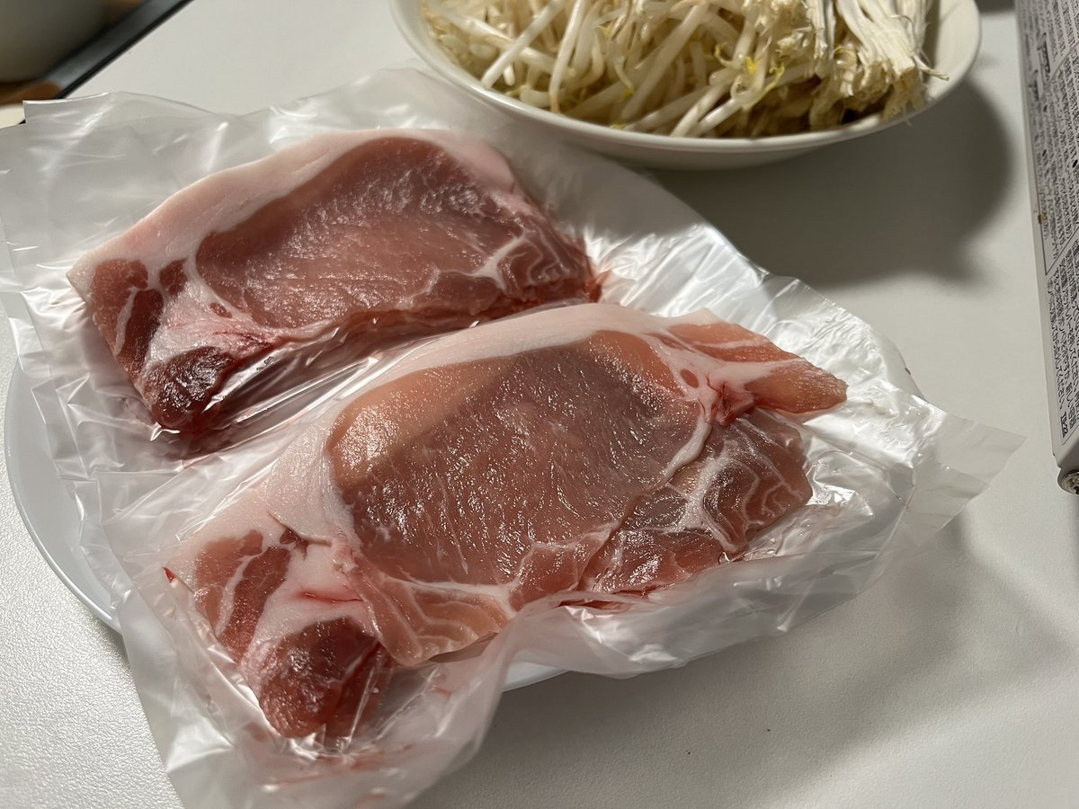LIL2GIRLZ's tweet photo. とても美味しいお肉を頂きました🐷✨

個人的には豚肉の臭みは感じなく、かめば噛むほど肉の甘みが出て…🤤

しゃぶしゃぶで頂きましたが塩だけで食べるのが一番美味しかったです🧂
ポン酢や胡麻だれつけるのはもったいないくらい肉の旨みが◎

ごちそうさまでした🙏🏻✨

#余市北島ワインポーク https://t.co/3eWpwf781O