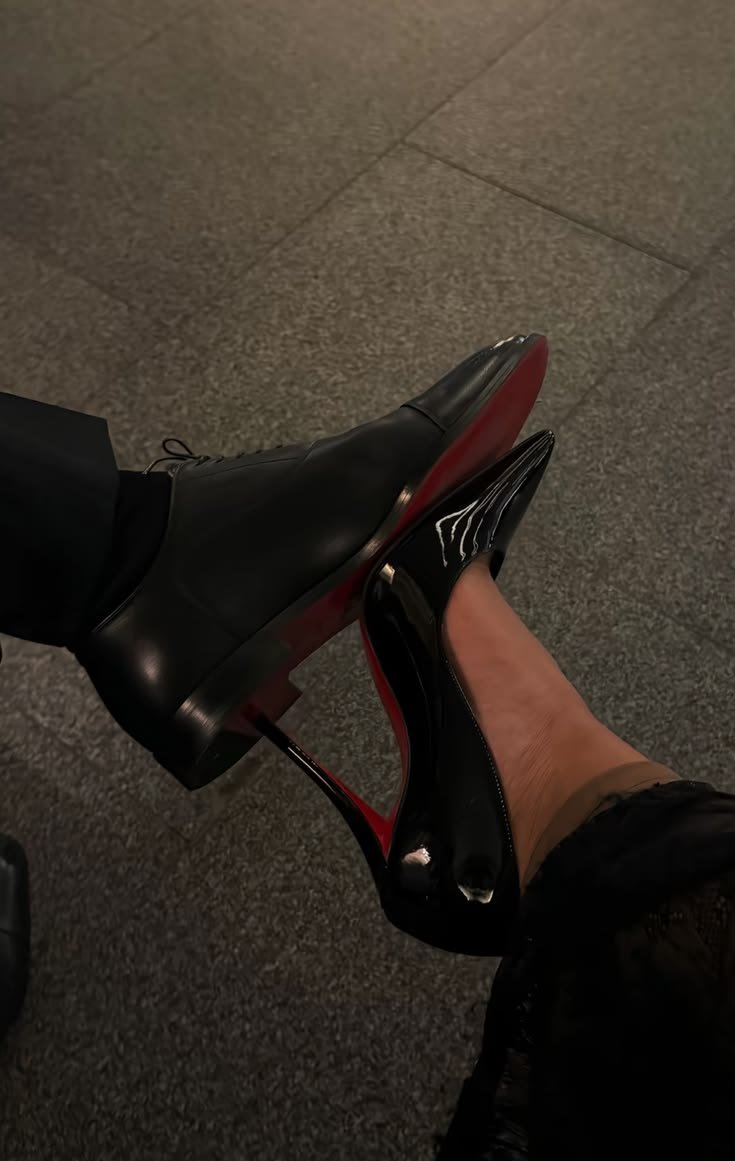 Laqueenmoraa's tweet photo. Ho un sogno: Io e @Ilmastermoro che ti camminiamo sopra 🤭 https://t.co/3fzuvMDNEA