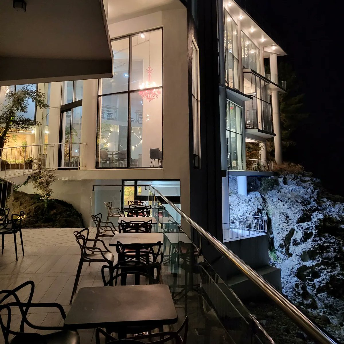 ElaineTeaff's tweet photo. Late-night Yeosu café, Rafique https://t.co/rY1XoLN9qc