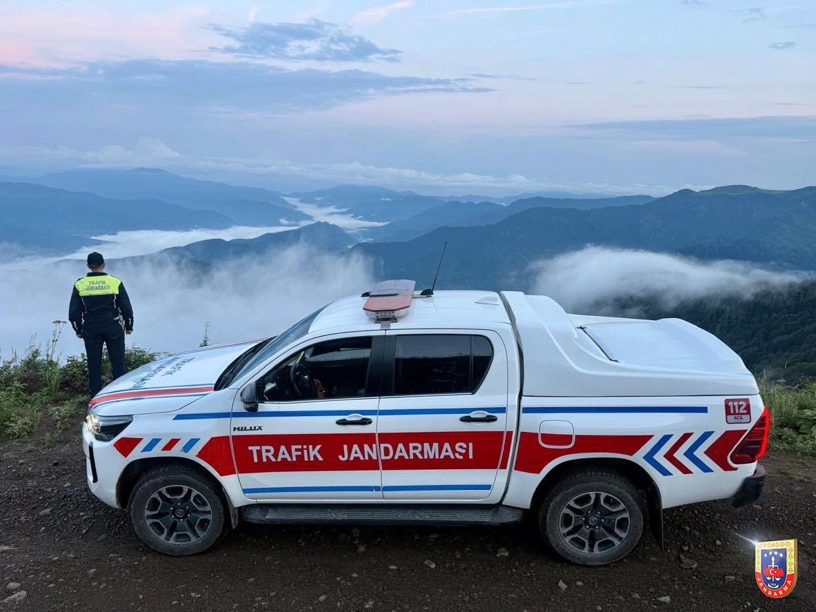 jandarma's tweet photo. Dağların zirvesinden vadilerin derinliklerine,
Bulutların üzerinden ufukların ötesine…

Daima görevimizin başındayız. 🚔🫡🇹🇷

📍Artvin https://t.co/DfkkkqxV86