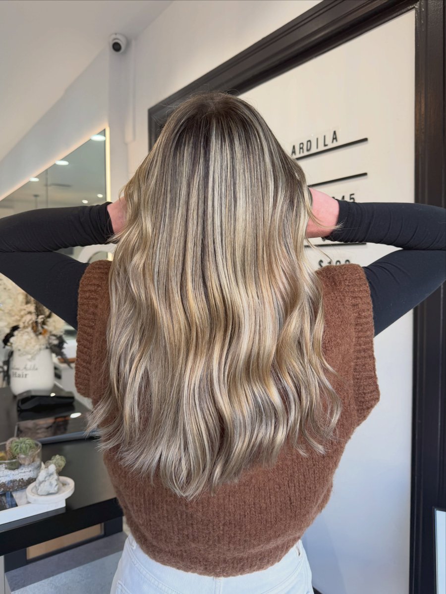 LeandrinHo_69's tweet photo. This balayage refresh restores softness, shine, and natural dimension. Perfect for a low-maintenance blonde that stays bright and fresh. Book now. https://t.co/QzHSYD7kbV