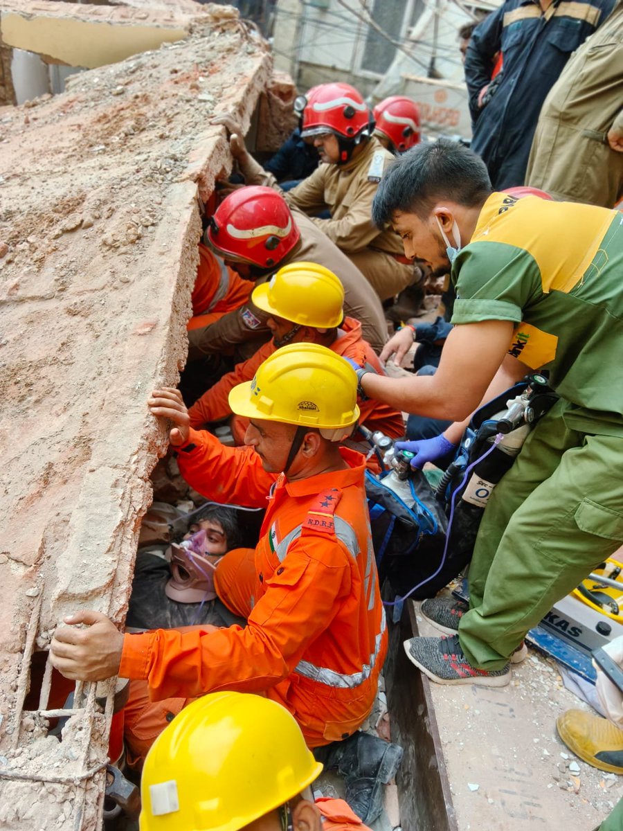 NDRFHQ's tweet photo. #CSSR #RescueOps
🔶️A 5 storey building collapsed on 06 Sept at around 1336 hrs at Satya Niketan, Delhi. NDRF teams are conducting continuous search & rescue operations in coordination with Delhi Fire Service, Police and Civil Administration. https://t.co/DZB0dUFKi8