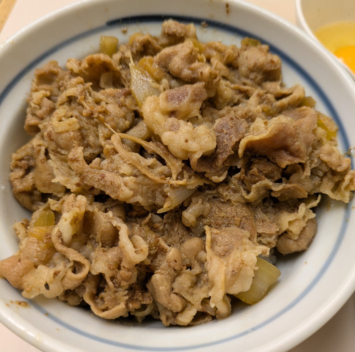 kadoya1's tweet photo. 秋葉原にあるローカル牛丼屋。牛丼並、みそ汁、生玉子で940円。牛丼も高くなったな。牛丼が手作りっぽい味でチェーン店の味とは全然違って美味しいね。でも厨房の店員はずっと外を睨んでいる、ホールの店員は食べている客をずっと見ている。落ち着いて食えねえよ。せっかく美味しいのに残念だね。 https://t.co/v4qEfV10Zg