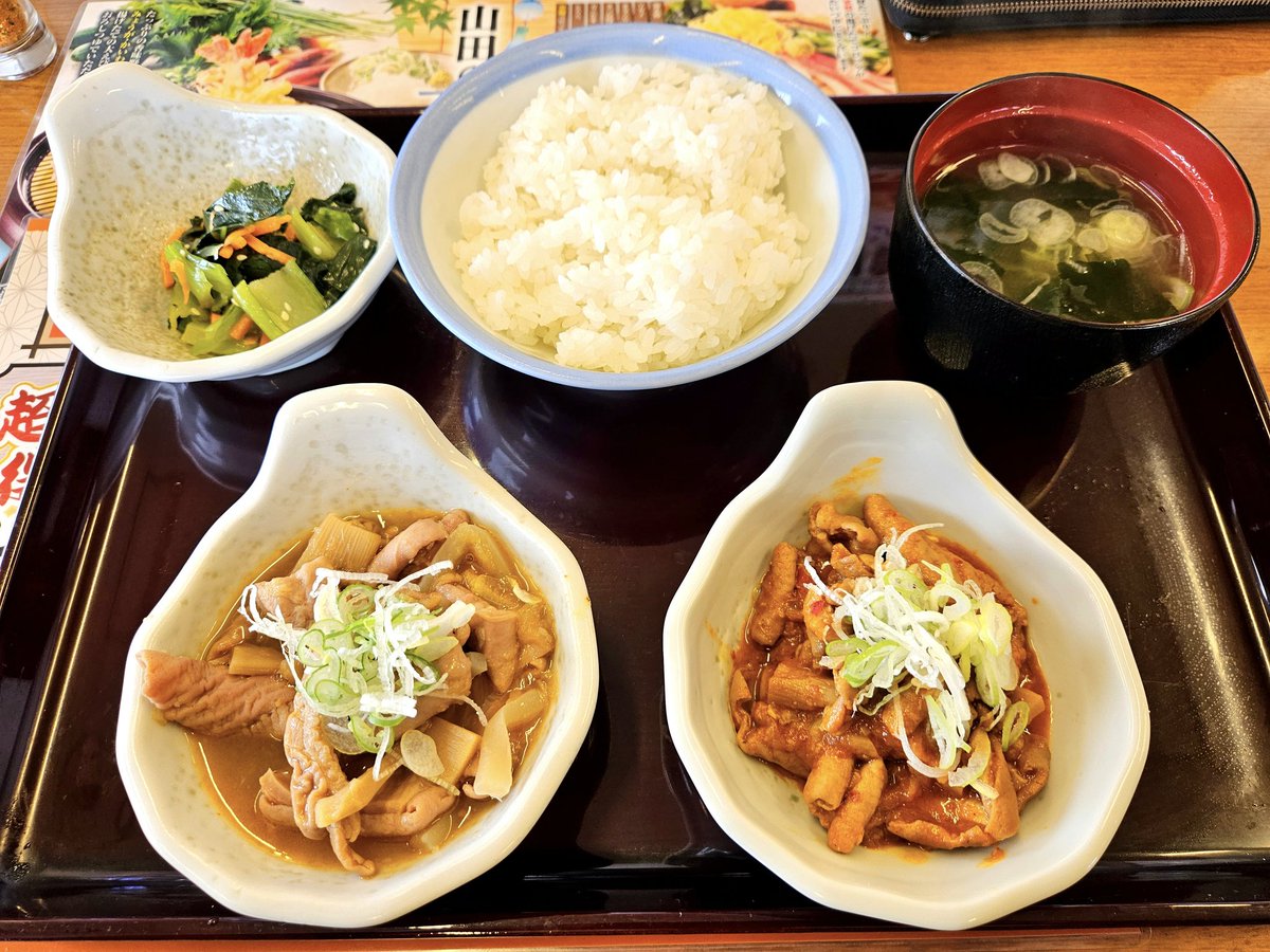 MSZM8's tweet photo. アップしてなかったチェーン店での食事💡
1枚目は栃木県佐野市・山田うどん食堂の「パンチ食べくらべ定食」🍚
通常のもつ煮込みと旨辛味のもつ煮込みのセット🔥
2枚目は栃木県宇都宮市・松屋の「トンテキ定食」🐷
3枚目は茨城県取手市・京都北白川ラーメン 魁力屋の「京都背脂醤油全部のせラーメン」🍜 https://t.co/CtT1pO38Bd