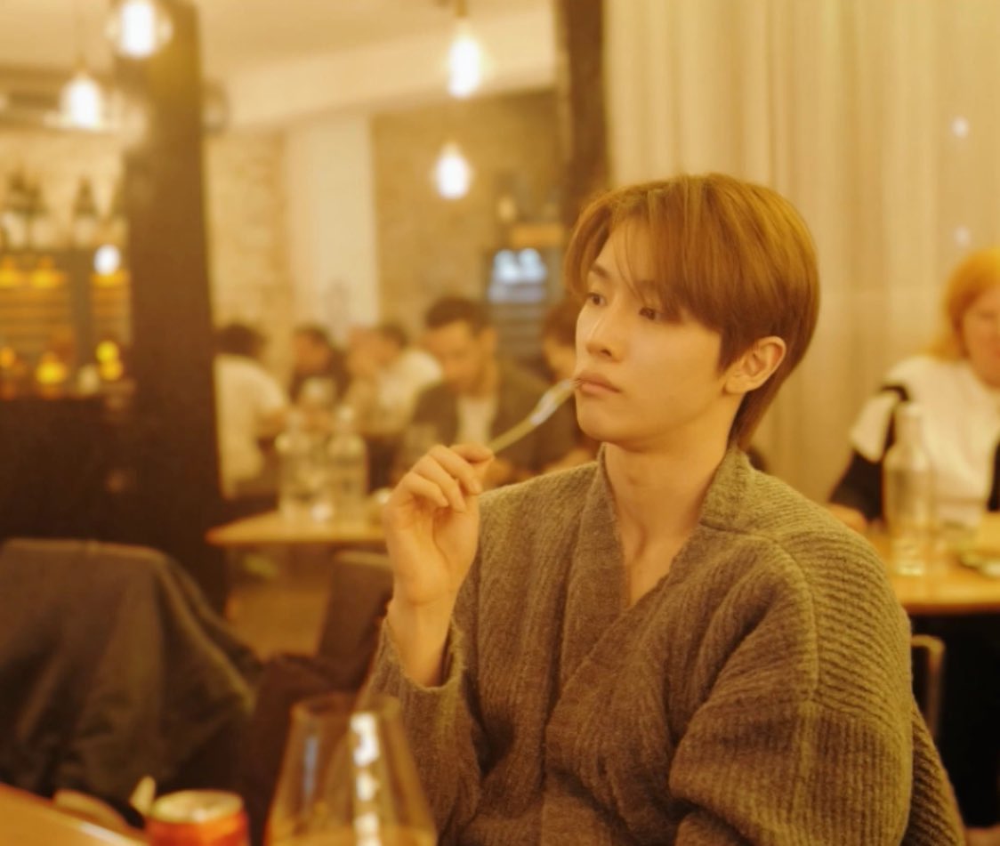 muninieluv's tweet photo. ซองชาน in paris คือที่สุดแล้วอ่ะเหมือนกลับบ้านเกิด เป็นเซ็ทขึ้นหิ้งที่ไม่สามารถมูฟออนได้ เป็นหล่อที่แบบเข้าใจคำว่า หล่อคุณชาย หล่อแบบบ้านมีภูมิฐาน หล่อมีฐานะ หล่อมีการศึกษา หล่อชนชั้นสูง ม่ะ https://t.co/B22MJLfSPm