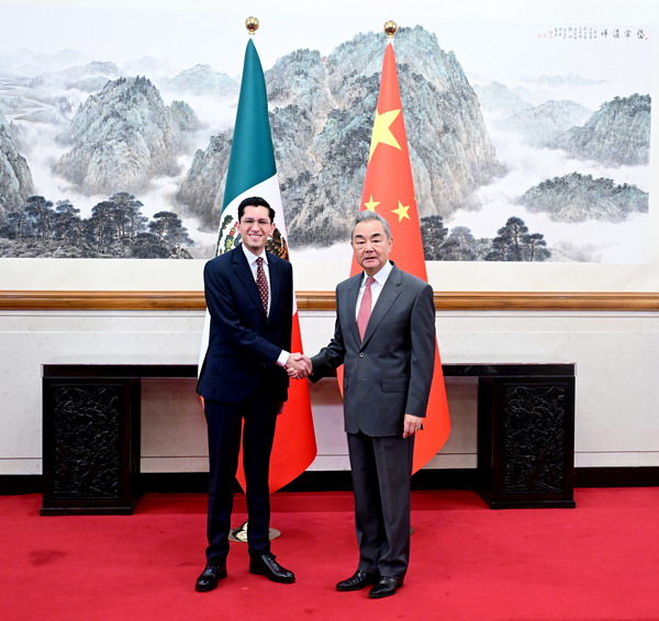 EmbZhangRun's tweet photo. El Ministro Wang Yi sostuvo hoy en Beijing un encuentro con el  Secretario de Relaciones Exteriores de México, Roberto Velasco. https://t.co/kHmLfLhnsR