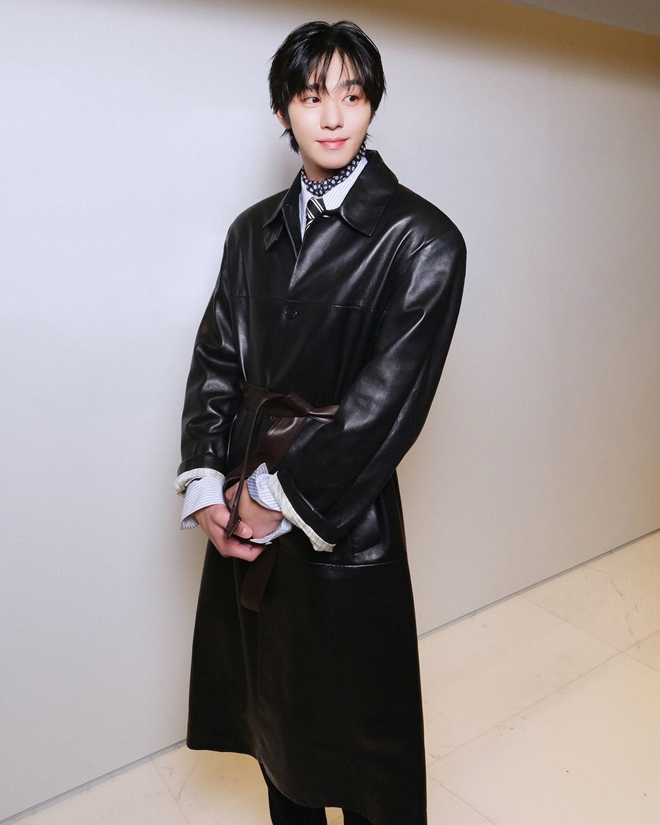 AhnHyoSeop417's tweet photo. #Repost @gq_korea
𝙎𝘼𝙄𝙉𝙏 𝙇𝘼𝙐𝙍𝙀𝙉𝙏 𝙍𝙄𝙑𝙀 𝘿𝙍𝙊𝙄𝙏𝙀 𝘼𝙉𝘿𝙔 𝙒𝘼𝙍𝙃𝙊𝙇 𝙀𝙓𝙃𝙄𝘽𝙄𝙏𝙄𝙊𝙉 
무심코 지나친 일상의 사물도 앤디 워홀의 카메라를 거치면 하나의 이미지가 됩니다. 생 로랑 리브 드와가 안토니 바카렐로의 큐레이션으로 앤디 워홀의 사진전 <일상의 사물들(Banal Objects)>을 서울에서 선보입니다. 1970년대 후반 제작된 폴라로이드 사진을 중심으로 구성된 이번 전시는 익숙하고 평범한 사물을 워홀만의 시선으로 포착해, 예술과 대중문화 그리고 소비에 대한 새로운 관점을 보여줍니다. 보정되지 않은 폴라로이드 특유의 즉각적인 이미지와 일상의 사물들이 만나 워홀이 바라본 세상을 더욱 가까이 들여다볼 수 있었는데요. 서울의 생 로랑 프렌즈들도 함께했습니다. 코르티스 마틴, 라이즈 앤톤, 올데프 애니, 안효섭, 차정원, 이채민, 김도연, 김나영이 전시를 찾아 워홀의 시선을 마주했습니다. 생 로랑의 시선으로 다시 만나는 앤디 워홀의 일상. 서울에 이어 베이징 리브 드와에서도 계속됩니다.
-
@ysl @anthonyvaccarello #saintlaurentrivedroite #SAINTLAURENT #생로랑 #GQKOREA

𝙒𝙃𝙀𝙍𝙀 생 로랑 서울 플래그십
𝙒𝙃𝙀𝙉 8월 31일 – 9월 6일