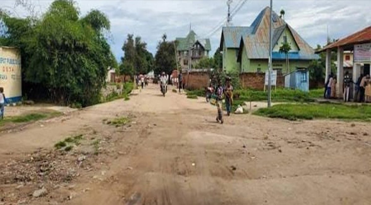 mulikuza_jordan's tweet photo. 🛑‼️🛑#Sud_Kivu : des centaines de familles déplacées regagnent leurs villages à #fizi
Des centaines de familles déplacées ont commencé à regagner leurs habitations dans les villages d’#Angùle, #Abala et Na’#hele, dans les hauts plateaux de #Fizi , après trois jours d’intenses affrontements armés._
Malgré le retour au calme, la situation demeure précaire. Des zones stratégiques, notamment #Point_Zéro et Até Avocat, restent sous le contrôle des groupes rebelles. La société civile appelle les autorités à renforcer la présence militaire pour assurer une sécurité durable et dénonce également les défaillances de commandement lors des récents combats.