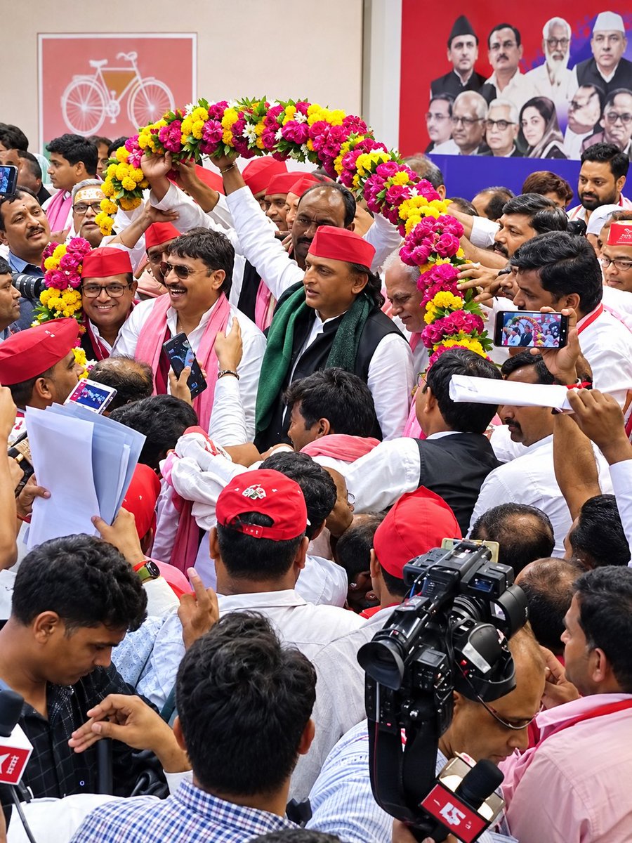 Neeraj_Bhawanii's tweet photo. शाक्य, सैनी, मौर्य और कुशवाहा समाज ने पूरी एकजुटता दिखाते हुए समाजवादी पार्टी को अपना पूर्ण समर्थन देने की घोषणा की है। 

इस अवसर पर कार्यकर्ताओं ने अखिलेश यादव का स्वागत 50 किलो की विशाल माला पहनाकर किया।

यह समर्थन केवल एक राजनीतिक फैसला नहीं, बल्कि सामाजिक एकता और चेतना का एक सशक्त प्रतीक है।

PDA की बढ़ती ताकत के साथ सामाजिक न्याय की यह मुहिम अब और अधिक तेज़ी से आगे बढ़ रही है, जो हक, सम्मान और सत्ता में बराबर की भागीदारी के इस संकल्प को नया बल देगी।