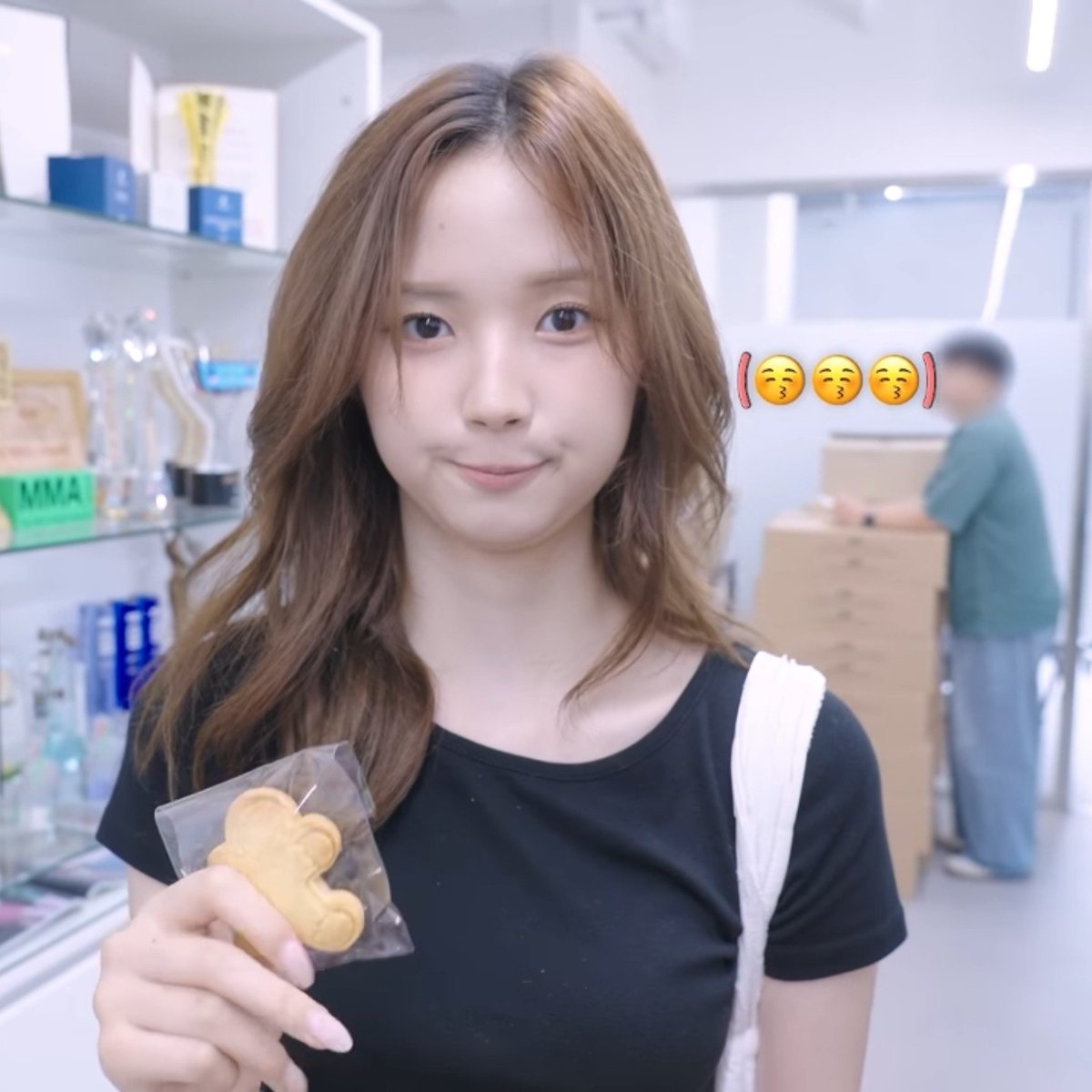 iveori's tweet photo. fighting the urge to say "teddy bear" whenever i see jiwoo with this expression https://t.co/Hfyoy16Knf