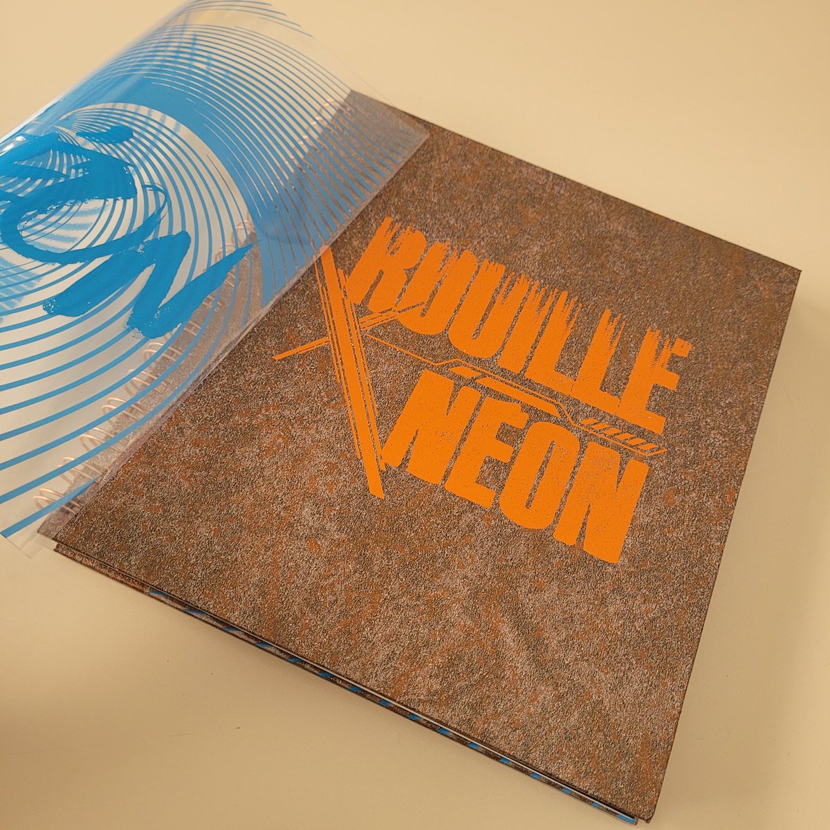 BdAdultes's tweet photo. Les amis, nous venons de recevoir les livres-classeurs ! Ainsi que le tirage des Seikô Cards ed.02 🤩
Une superbe couverture sur papier d'art effet rouille, avec dorure à chaud cuivrée, recouverte par une jaquette en PVC qui vient compléter les visuels...
1/3 https://t.co/oZh2dAK6Fz