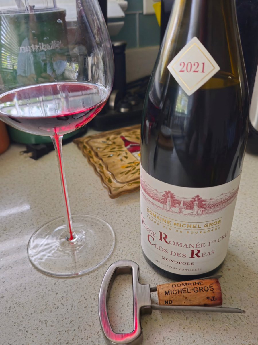 RuthBasketys's tweet photo. To a great weekend: Domaine Michel Gros Vosne-Romanée Premier Cru Clos des Réas 2021. Red cherries, strawberry, smoke, and leather. Light-bodied yet nuanced, perfectly balanced, with bright acidity and a silky texture. https://t.co/oeDYyA72Ap