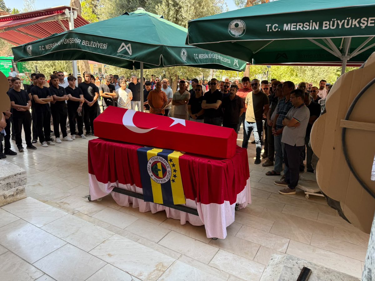 gencfborg's tweet photo. Beşiktaş ile oynadığımız karşılaşma sırasında geçirdiği kalp krizi sonucu hayatını kaybeden taraftarımız Gerçek Yaşar’ın, Mersin’in Mut ilçesindeki Laal Paşa Camii’nde kılınan cenaze namazına  Genç Fenerbahçeliler olarak katılım sağladık.

Merhum gazimize Allah’tan rahmet; kederli ailesine, yakınlarına ve camiamıza sabır ve başsağlığı diliyoruz.

#GençFenerbahçeliler
