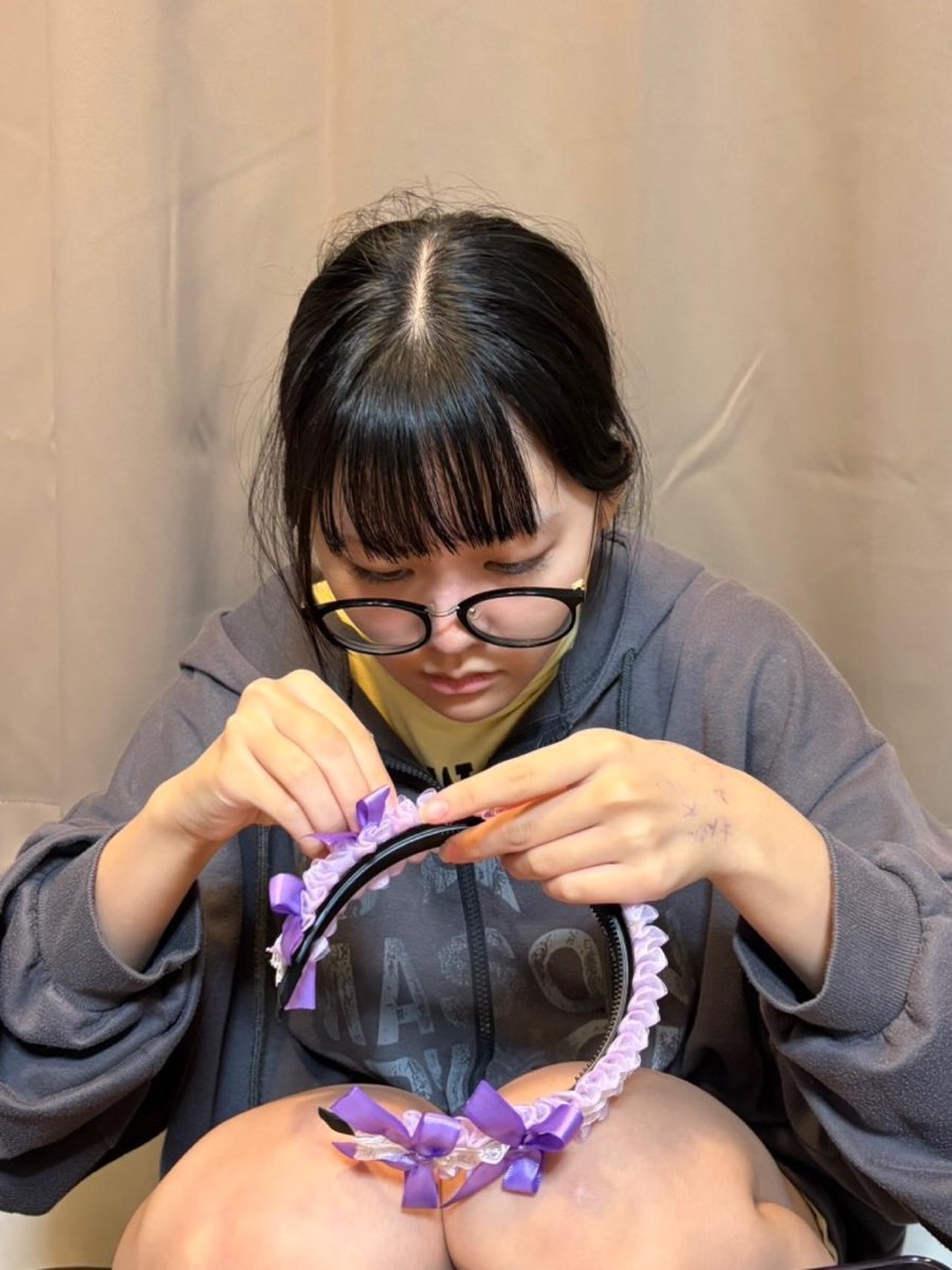 ayame_calres's tweet photo. 【悲報】ヒロインズアイドル
初めてのカチューシャ作りに挑戦するもアイドルモードとのギャップが酷すぎてカチューシャが可愛く仕上がっているのか判別もできない。 https://t.co/BGeQQ2P8ha